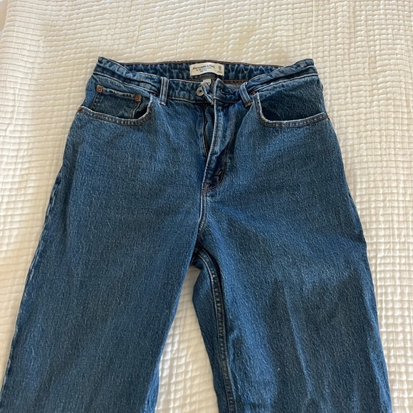 Abercrombie Curve Love High Rise 90s Relaxed Jean with fringe hem - Picture 3 of 6